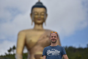 1728x1152_Bhutan-Michael-Mettler-vor-Statue