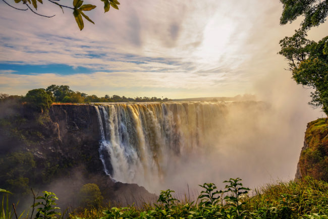 Sonnenuntergang bei den Vicotira Falls am Sambesi Fluss mit Gischt.
