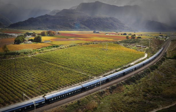 Zugreisen Afrika Zug von oben in mystischer Landschaft